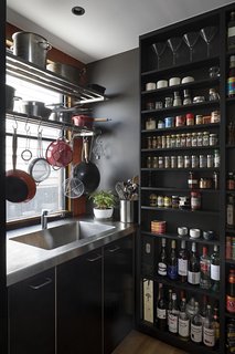 The kitchen is outfitted with appliances from Vzug.