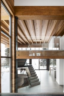 A light and dynamic staircase connects the three levels.