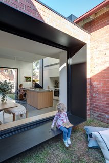 The south-facing extension, which contains a new kitchen, dining area, and laundry, captures the northern light through the introduction of a central courtyard and strategically positioned windows.