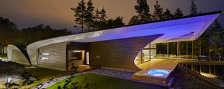 The Wave House's roof is composed of curved steel beams interspersed with wooden beams. Thermal insulation and ventilation is incorporated into the structure.