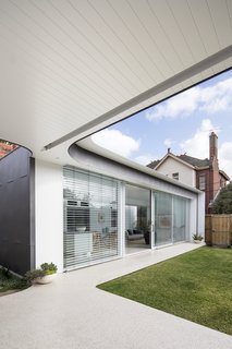 Towards the rear, a sensitive and compact extension was added.
