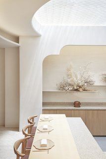 The honeycomb paper covers the skylight, creating a softer ambiance. It’s the first time that Takenouchi Webb has used this material.