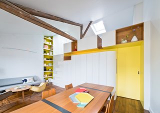 A PI03 dining table by Roderick Fry and GA dining chairs by Hans Belmann outfit the space.