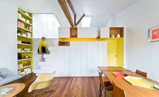 Because the floor area is limited, the redesign needed to be optimized for storage. The new partition acts as a staircase, office, display case, closet, fabric storage, and light source. The mezzanine, which was previously accessed via a ladder, didn’t provide enough privacy as a guest bedroom, so this had to be changed, too.