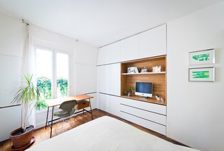 The décor consists of midcentury modern furniture complemented with contemporary accessories.