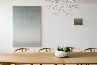 A Bertjan Pot pendant lamp hangs above the dining table.