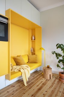 The functional wall in the kitchen ends in a seating niche.