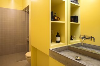 The bathroom stucco ceiling has a surface that’s much more pleasing and varied than the standard dropped bathroom ceilings seen in most Stockholm homes.