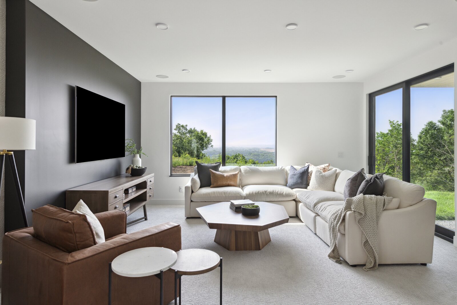 Photo 17 of 21 in Mississippi River Valley Residence by Sustainable 9 ...