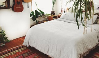 Emily Katz on How to Give a Bedroom Good Vibes - Photo 3 of 4 - The White Linen Venice Set keeps Emily’s room looking clean and cohesive; Source: Emily Katz/Parachute