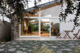 Top 5 Homes of the Week That Welcome the Outdoors In - Photo 4 of 5 -