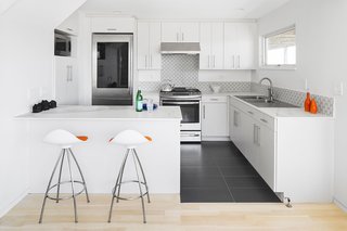 6 Marble Alternatives For Your Kitchen Worktops - Photo 3 of 9 - Neolith countertops in the open kitchen and details like the flush minimal baseboard contribute to the sleek, modern aesthetic, now complemented by the owner’s contemporary furnishings.
