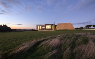 Australian-originated Prebuilt integrates efficient, economical, design-led architecture with modular prefab construction. Whether creating a modest country weekender or a landmark home in an expensive street, each of their prefab homes is architect-designed, built undercover, and transported in modules across Australia. 