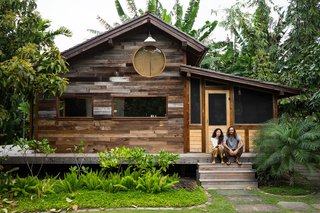 Nestled away in a remote and lush coastal nook of the Hawaiian island chain is the dream home of filmmaker Jess Bianchi and jewelry designer Malia Grace Mau, built by San Francisco-based artist Jay Nelson. This is one of those places that puts a smile on your face. You can’t help but be in total awe of the artful craftsmanship, attention to detail, and curated taste in materials and decor.
