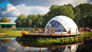 Keeping it DIY: a greenhouse, a winter garden, a pop-up shop, a seasonal cafe, a sports facility, or an outdoor classroom? Whatever your needs may be, F.Domes delivers. Their self-assembly kits provide a fabulous environment for every use. Thanks to their quick and easy assembly, F.Domes are a popular choice among those looking for basic, yet rigid and beautiful outdoor structure. 