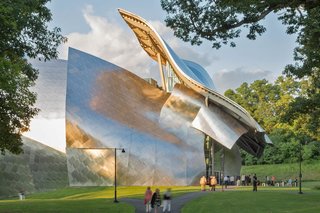 For the Richard B. Fisher Center, Gehry worked in collaboration with acoustician Yasuhisa Toyota and a team of theater consultants. "The front façade of the building can be interpreted as a theatrical mask that covers the raw face of the performance space. Its abstract forms prepare the visitor to be receptive to experiencing the performances that occur within," Gehry said of his design.