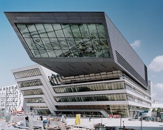 The Library and Learning Centre rises as a polygonal block from the heart of the campus. The interior of the LLC is informed by the external circulation of the masterplan, which maps out the different levels of the building. The straight lines of the building’s exterior separate as they move inward, becoming curvilinear and fluid to generate a free-formed interior canyon that serves as the principal public plaza of the center, as well as generating corridors and bridges ensuring smooth transitions between different levels.