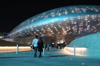 DDP was the first public project in Korea to utilize the Three-Dimensional Building Information Modelling (BIM) and other digital tools in construction. Throughout the design process, every building requirement was considered as a set of interrelated spatial relationships defining the social interactions and behavioral structure in and around the project. These relationships became the framework of the design, defining how different aspects of the project—such as spatial organization, programmatic requirements, and engineering—come together.