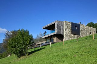 The home’s location in Sterzing, Italy, meant that it was surrounded by a rural green landscape, and the architects sought to change it as little as possible.