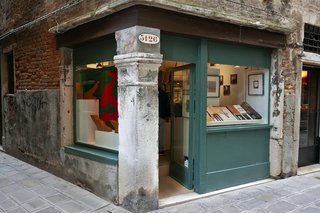 The Giorgio Mastinu Gallery oin San Marco recently exhibited The Campi, a project by artist Melissa McGill.