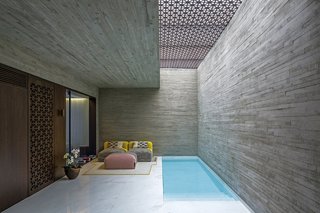 The use of the two types of concrete continues throughout the project, both in the interior and exterior spaces. 