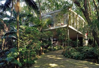 Transformers of the Modern House: Albert Frey and Lina Bo Bardi at the Palm Springs Art Museum - Photo 2 of 10 - Bo Bardi's Casa de Vidro nestled in the jungle of São Paulo