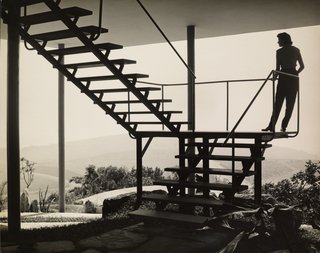 Transformers of the Modern House: Albert Frey and Lina Bo Bardi at the Palm Springs Art Museum - Photo 1 of 10 - Bo Bardi on the steps of her Casa de Vidro