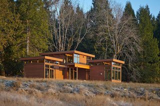 Hudson Valley Cedar homes are pre-engineered structures that arrive as a kit, broken down into component parts that are efficiently delivered to the site to be assembled and then finished by a local craftsman. Hudson Valley Cedar Homes, based in Cold Spring, New York, is a licensed distributor of Lindal Cedar Homes, a company with more than 70 years of experience constructing high-quality, customizable homes made out of wood. Because of this, Hudson Valley Cedar Homes offers homes that are customizable but also attuned to local laws, site conditions, and contractors for an energy-conscious home.