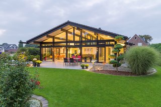 Huf Haus, a German–based company that has been around since 1912, constructs and installs prefab homes throughout Germany and Europe. Known for their modern designs, the homes are constructed by teams in their factory and arrive on site with all interior finishes completed. Site installation takes about a week, as long as the concrete pad that the home will sit on is already completed.