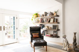 The room also benefits from great natural lighting and easy access to the outdoors.