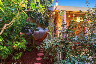 An internationally renowned landscape designer helped develop and implement a site-level landscape and hardscape plan that epitomizes modern California living.