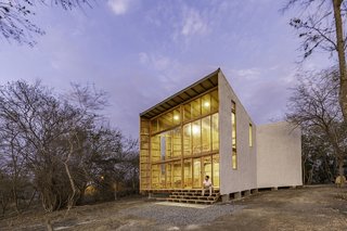 The front and rear facades of Cabana Don Juan are made of glazed units framed in glass. The sides are made of fiber cement panels.