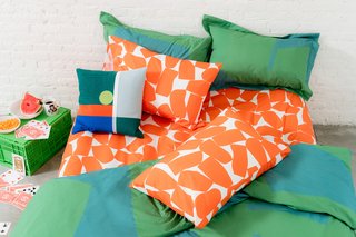Much of Ellen Van Dusen’s work is inspired by art, contrast, color, and movement, which is particularly evident in the playful color combinations she develops; this green and orange combination, for example, is suggestive of a watermelon.
