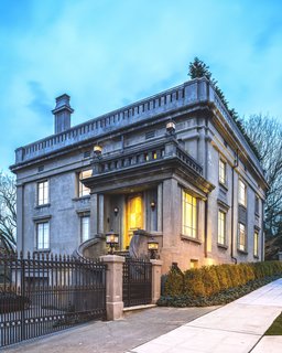Duchess Mansion, Exterior