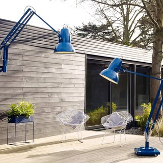 This outdoor space has a cozy indoor-like quality with these colorful oversized floor lamps by Anglepoise. 