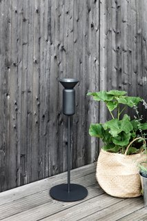 Inspired by a field of tall poppies, these outdoor oil lamps by Northern Lighting were crafted in a shape that captures the flowers’ elegant stems and crowns.