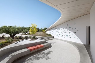 This Y-Shaped Greek Villa Looks Like a Flying Saucer That’s Embedded Into the Hills - Photo 4 of 8 -