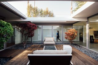 As most of the original interior had been gutted and remodeled by previous owners, the surviving design elements were just the bones, including the floor plan, facade, and most of the original framework. The owner used these structural components to heighten the indoor/outdoor quality, while also replacing frosted glass with clear, double-paned glass. 