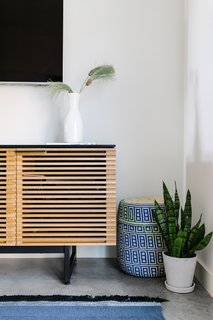 Because of the homeowners' admiration for ceramics, Turknett blended sculptural pieces with arid greenery.
