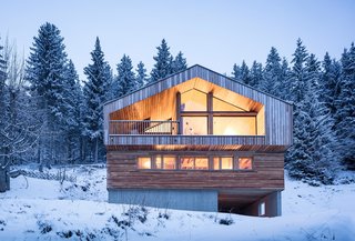 The base of this cabin is constructed out of cast-in-place concrete with formwork using the same wood as the floor cladding above. 