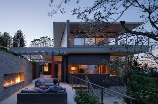 At the south terrace an outdoor fireplace is integrated into the stone wall, providing a comfortable space for the family and their guests.