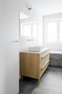 A Family’s Loft in Poland Gets a Minimalist Renovation That’s Both Elegant and Functional - Photo 5 of 12 -