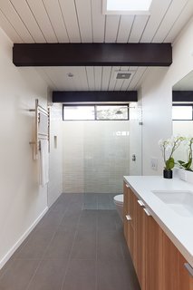 A Midcentury Eichler in San Mateo Is Turned Into a Functional Family Home - Photo 6 of 10 -