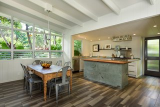 A Renovated Hawaiian Beach House From the 1950s Asks $1.79M - Photo 4 of 12 -