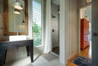 A Renovated Hawaiian Beach House From the 1950s Asks $1.79M - Photo 6 of 12 -