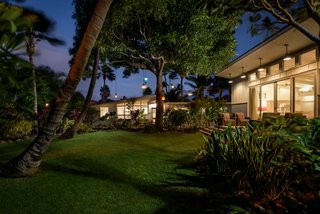 A Renovated Hawaiian Beach House From the 1950s Asks $1.79M - Photo 12 of 12 -