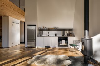 A Prefab Cabin in New Hampshire Is a Magnificent Mountain Retreat - Photo 15 of 18 -