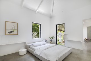 Henkin Shavit's modernist farmhouse combines traditional and modern with its high ceilings, singular color palette, and its organization of private and public spaces.