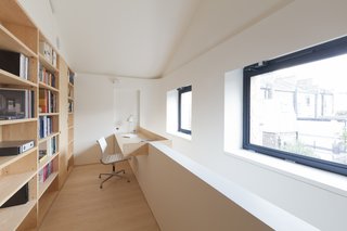 A Stunning Townhouse For Sale in a Historic London Neighborhood - Photo 8 of 11 -