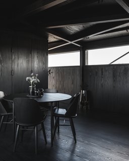 A Coal Crane Houses an Unexpected Retreat and Meeting Room in Copenhagen - Photo 4 of 11 -